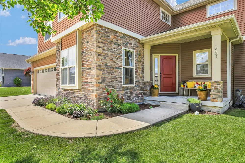 1211 Fieldstone Dr, Savoy, IL 61874