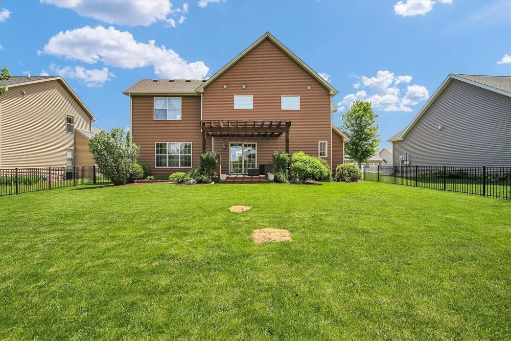 1211 Fieldstone Dr, Savoy, IL 61874