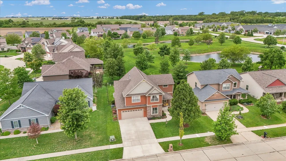 1211 Fieldstone Dr, Savoy, IL 61874