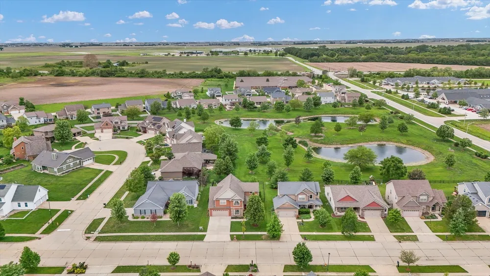 1211 Fieldstone Dr, Savoy, IL 61874