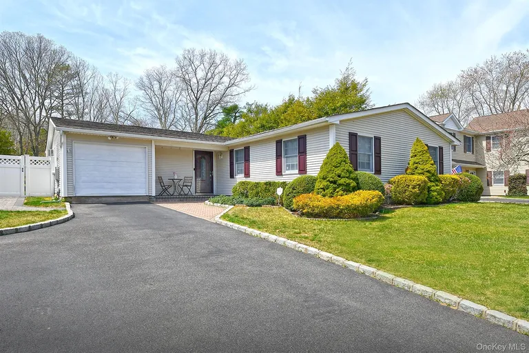 186 11th Ave, Holtsville, NY 11742