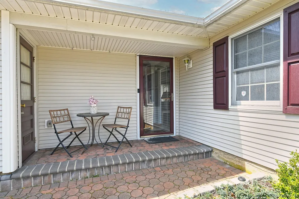 186 11th Ave, Holtsville, NY 11742