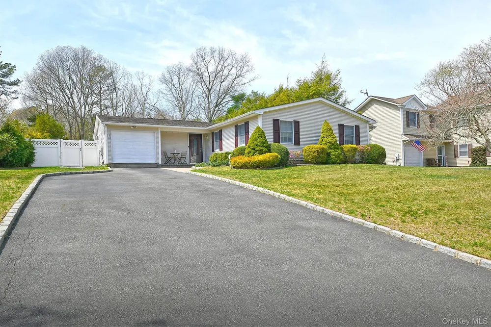 186 11th Ave, Holtsville, NY 11742