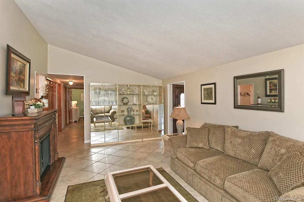 186 11th Ave, Holtsville, NY 11742