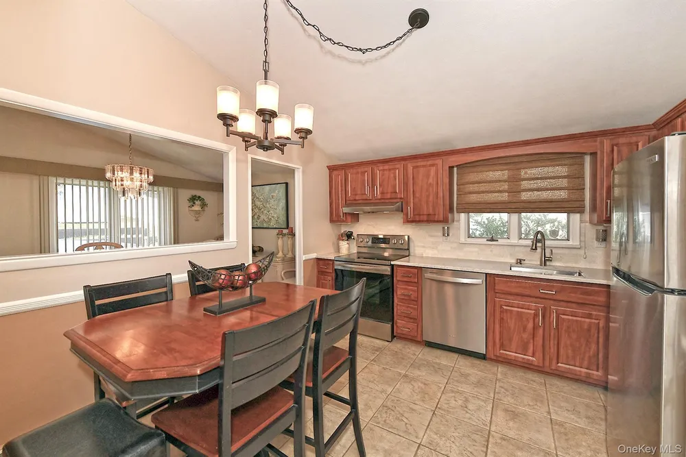 186 11th Ave, Holtsville, NY 11742
