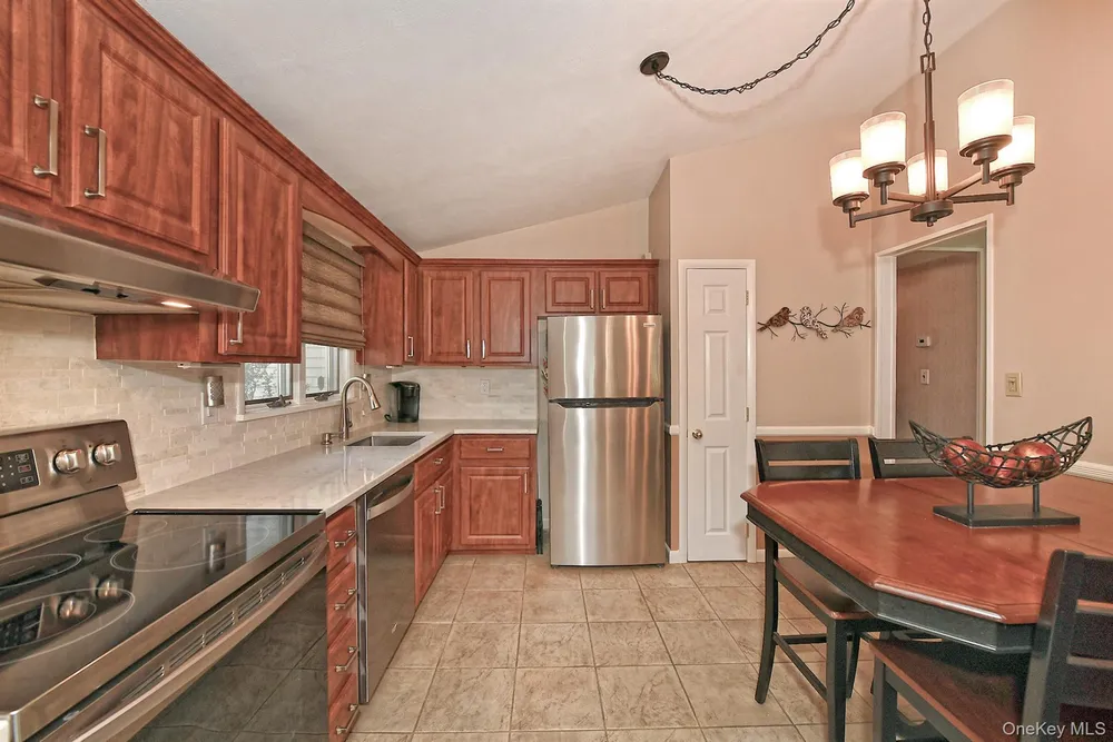 186 11th Ave, Holtsville, NY 11742