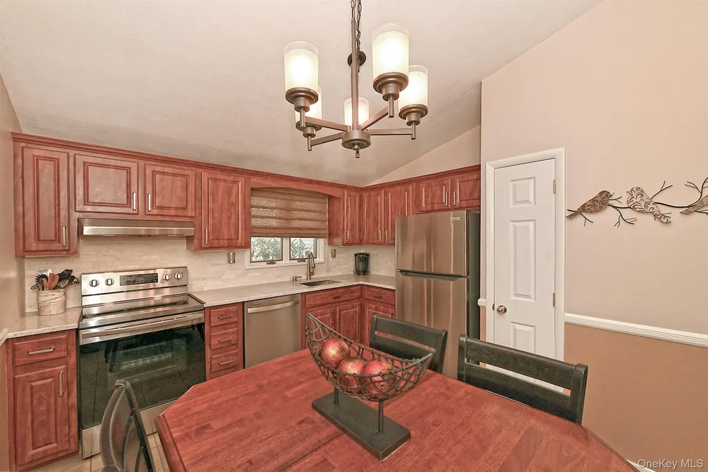 186 11th Ave, Holtsville, NY 11742