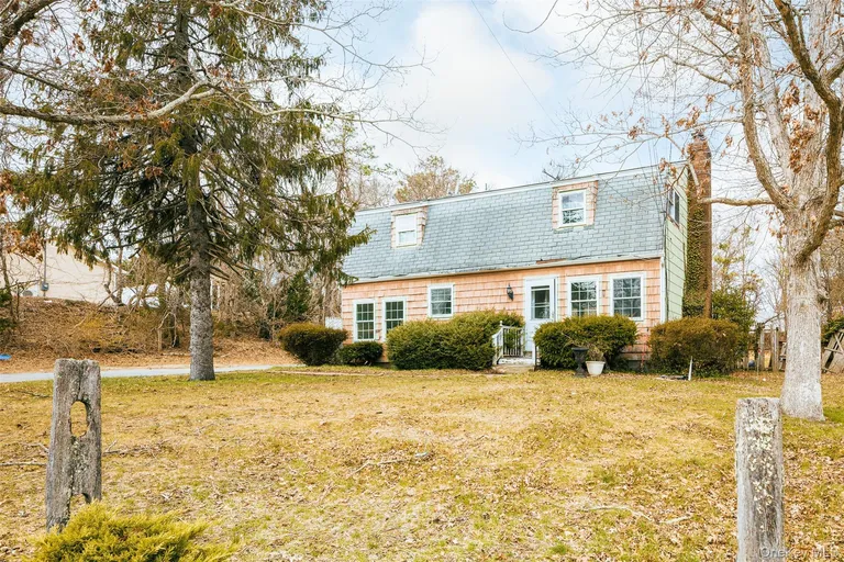 51 Southaven Ave, Medford, NY 11763