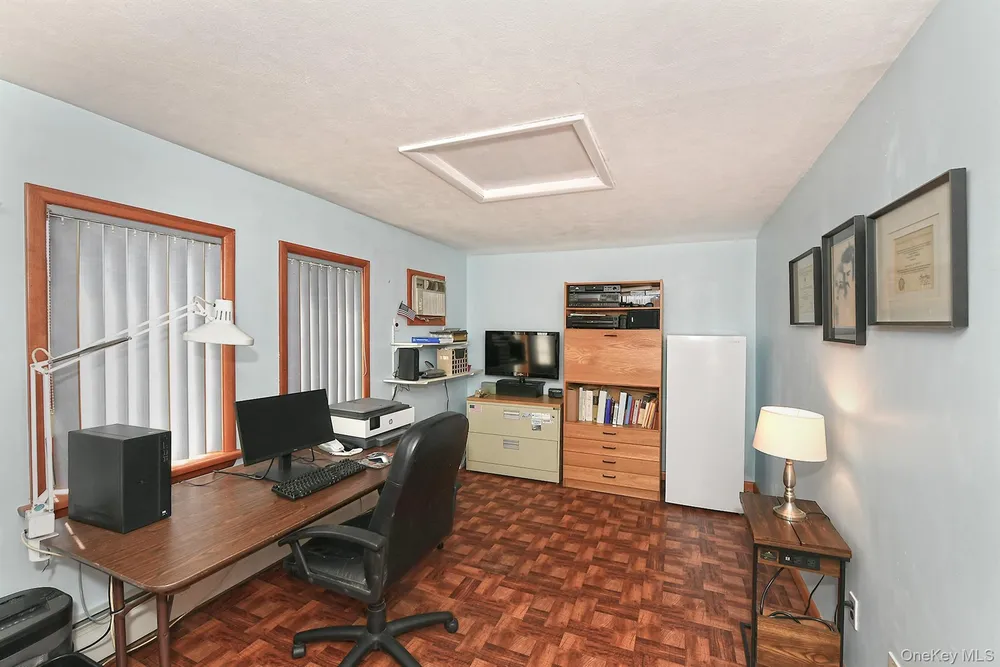 186 11th Ave, Holtsville, NY 11742