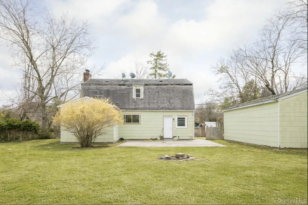 51 Southaven Ave, Medford, NY 11763