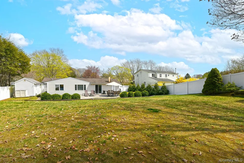 186 11th Ave, Holtsville, NY 11742