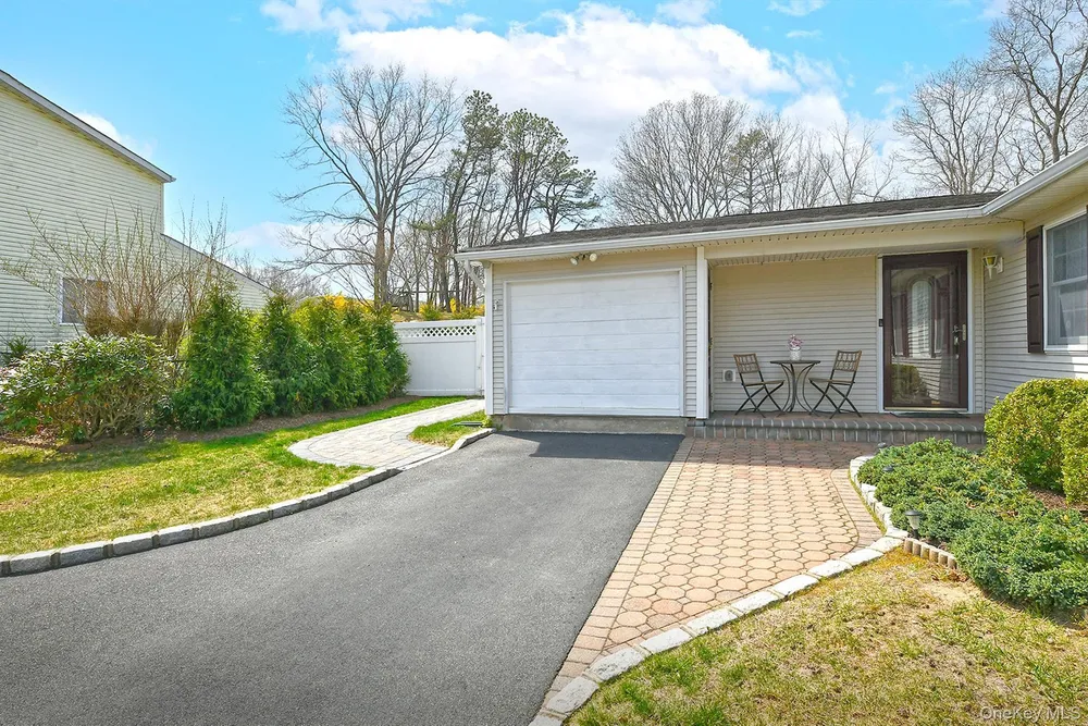186 11th Ave, Holtsville, NY 11742