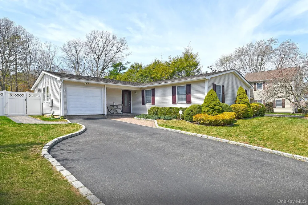 186 11th Ave, Holtsville, NY 11742