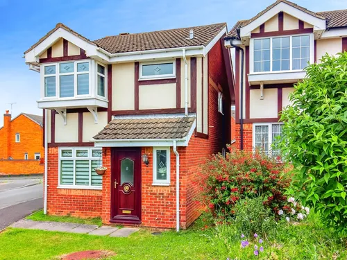 Harvey Close, Raundsphoto