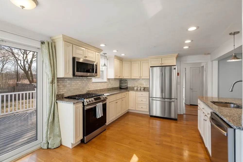 220 Lynn St, Peabody, MA 01960
