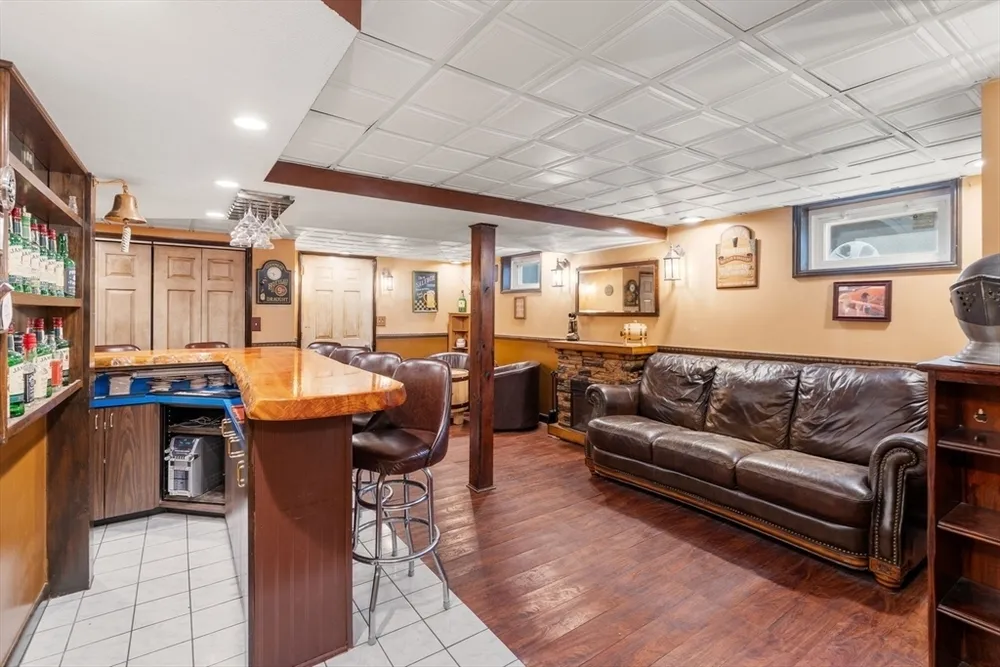 220 Lynn St, Peabody, MA 01960