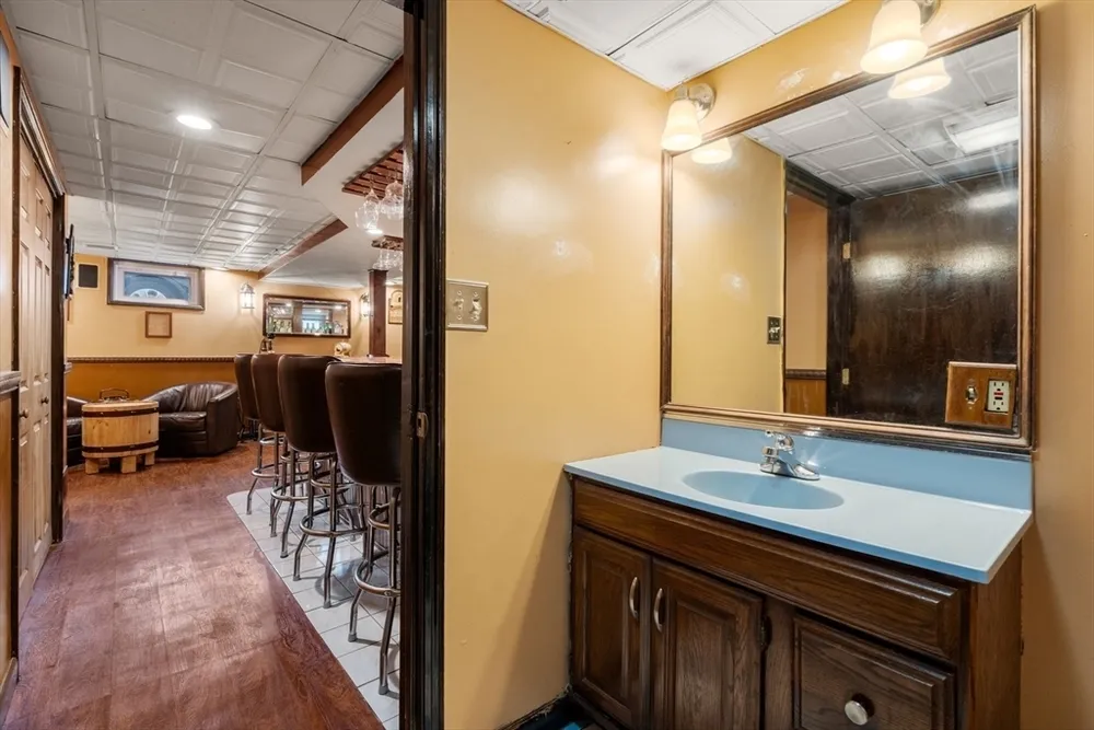 220 Lynn St, Peabody, MA 01960