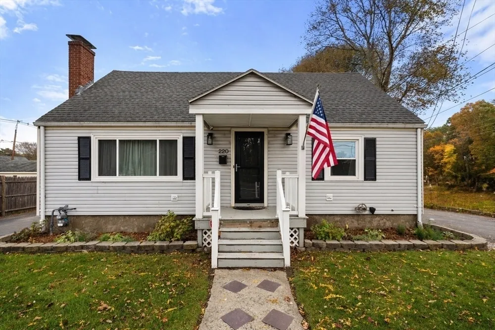 220 Lynn St, Peabody, MA 01960