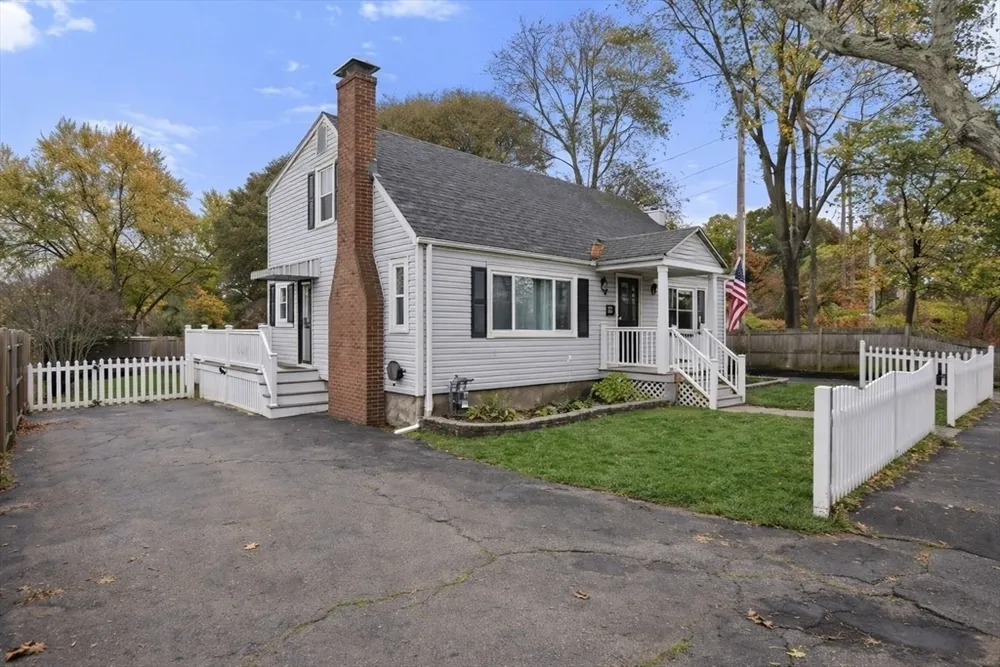 220 Lynn St, Peabody, MA 01960