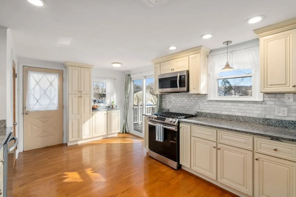 220 Lynn St, Peabody, MA 01960