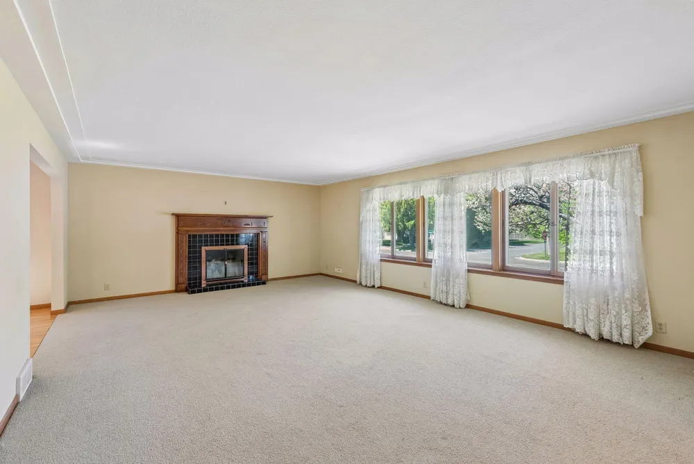 6717 Southdale Rd, Edina, MN 55435