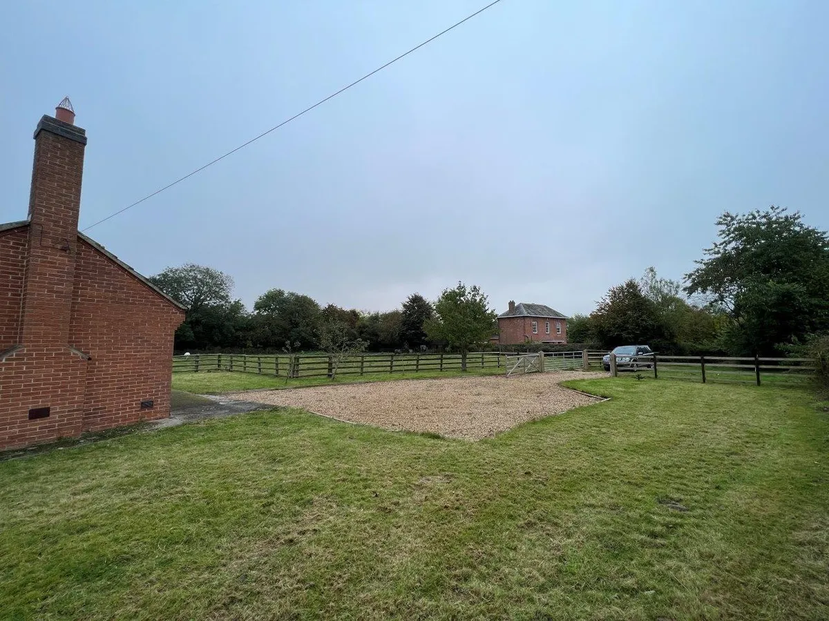 LIMES BUNGALOW, MIDDLE LANE, NETHER BROUGHTON