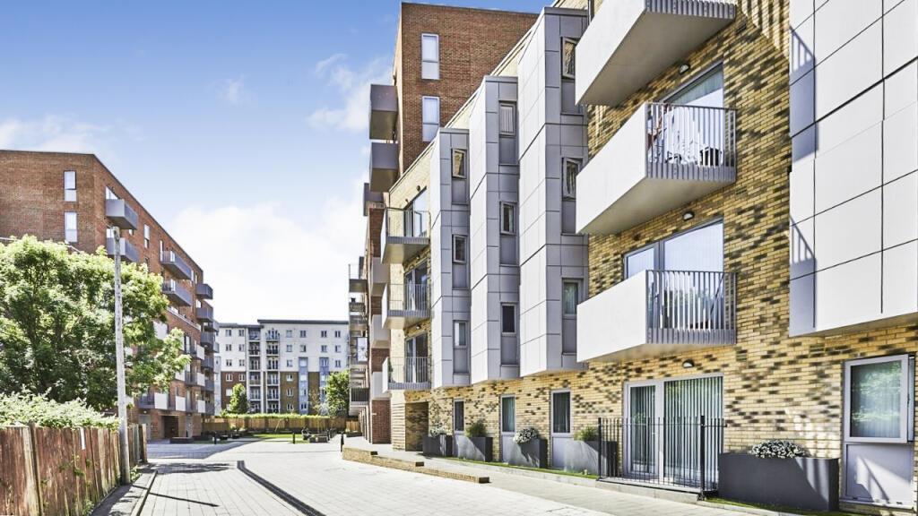 Petersfield Avenue, Slough Image 1