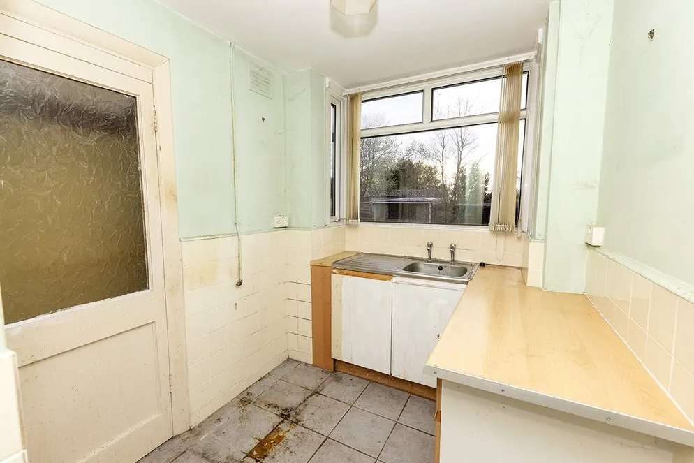 Property carousel item 6