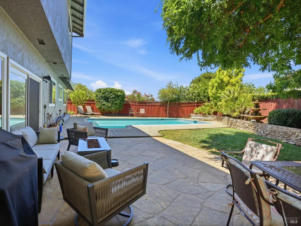 33 Manzano Ct, Novato, CA 94945