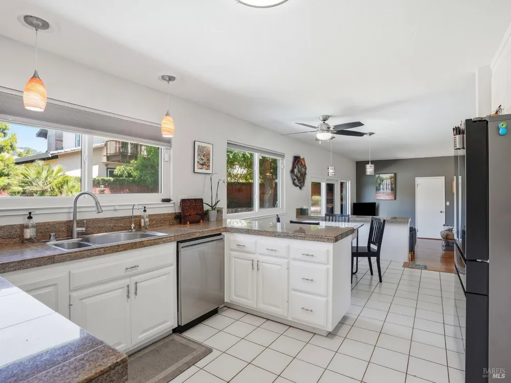 33 Manzano Ct, Novato, CA 94945