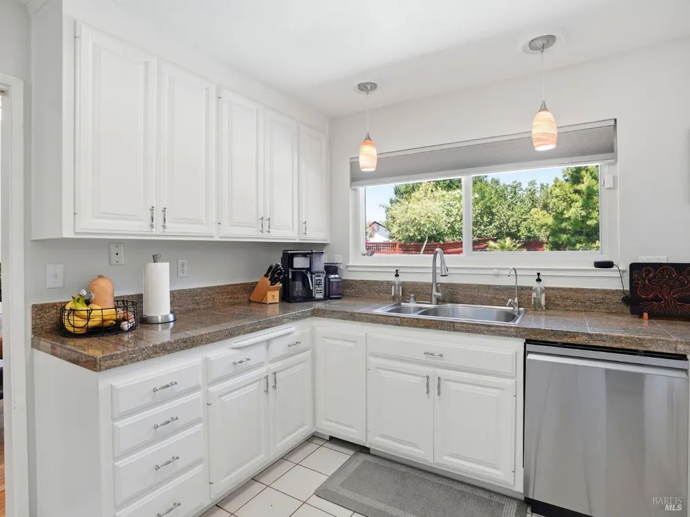 33 Manzano Ct, Novato, CA 94945