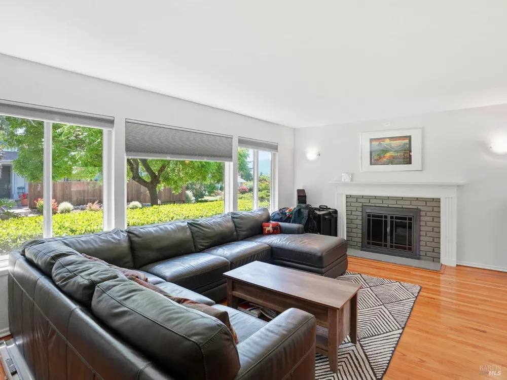 33 Manzano Ct, Novato, CA 94945