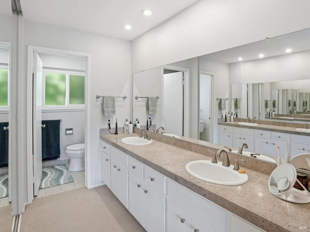 33 Manzano Ct, Novato, CA 94945