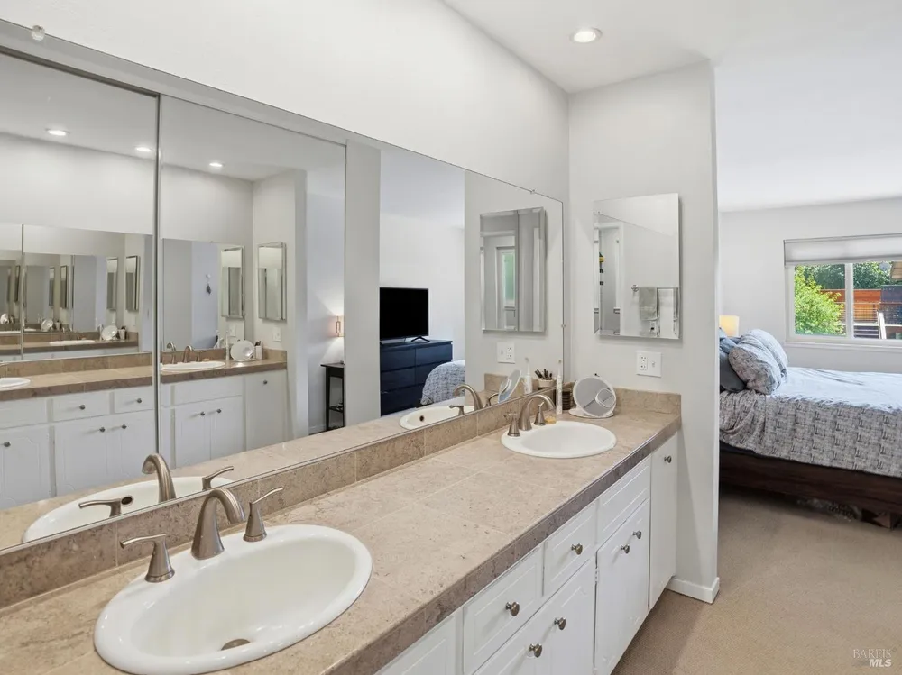 33 Manzano Ct, Novato, CA 94945