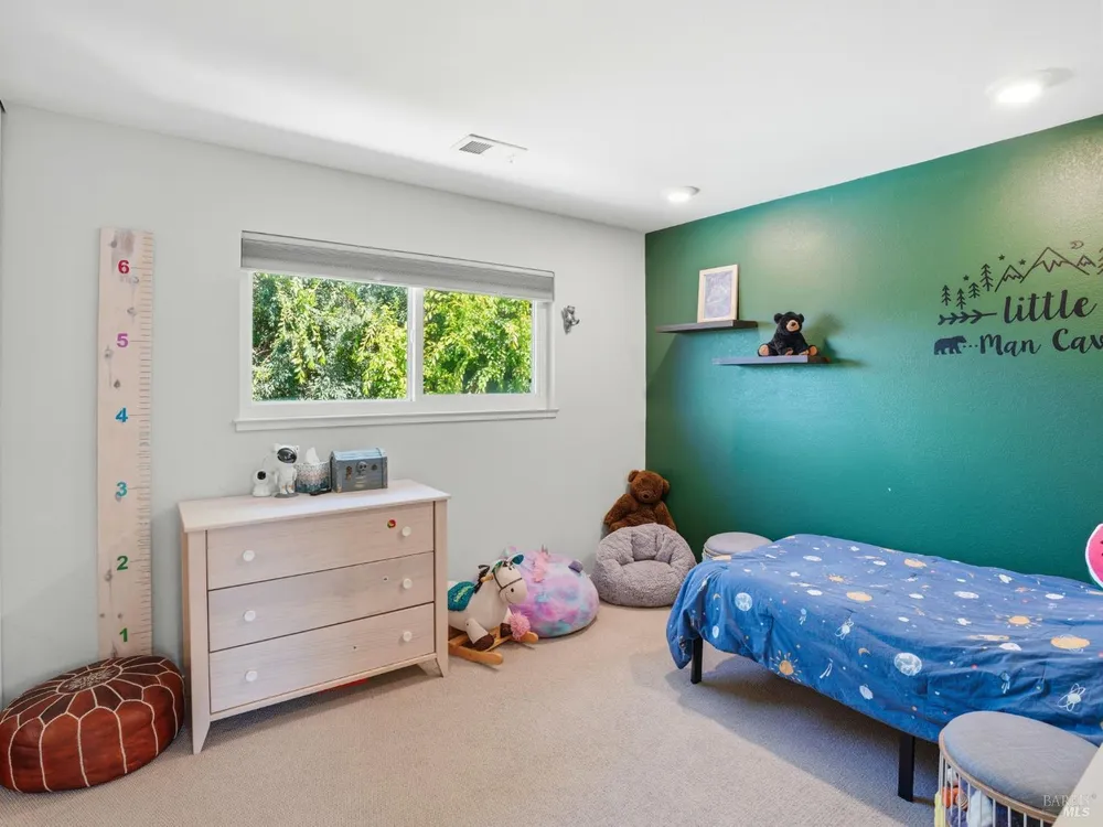 33 Manzano Ct, Novato, CA 94945