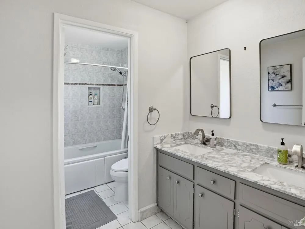33 Manzano Ct, Novato, CA 94945