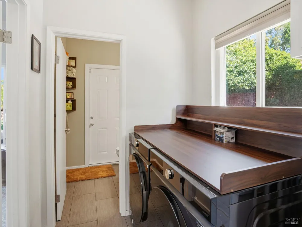 33 Manzano Ct, Novato, CA 94945