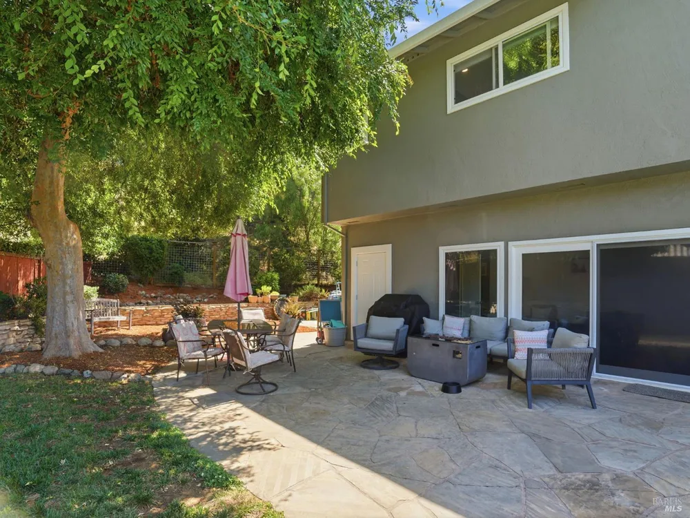 33 Manzano Ct, Novato, CA 94945