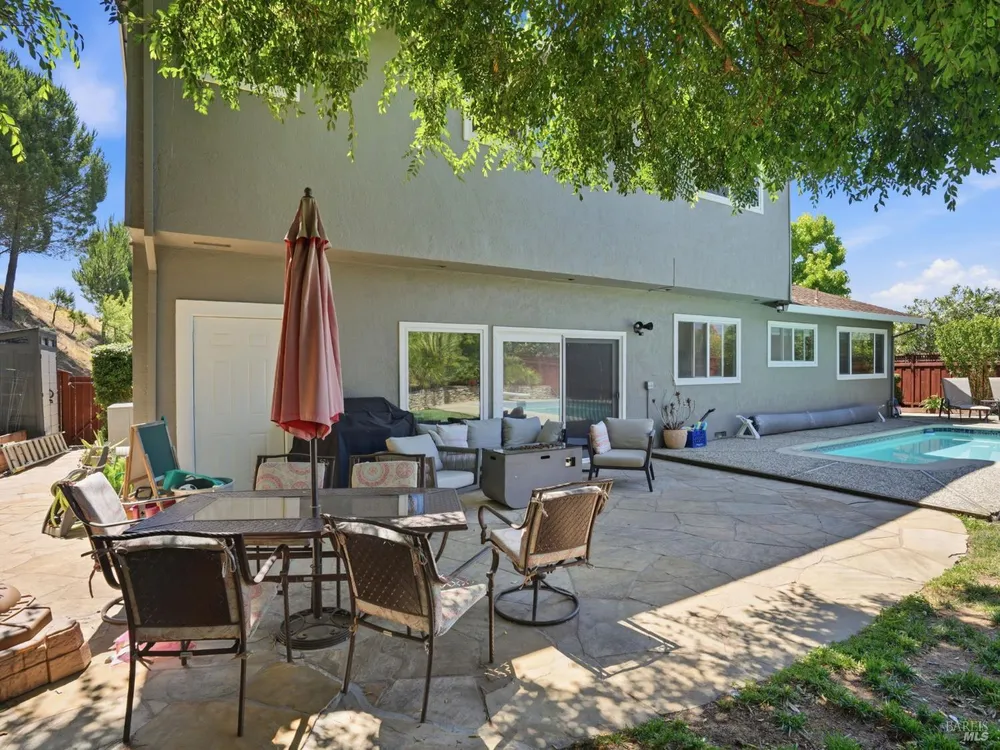 33 Manzano Ct, Novato, CA 94945