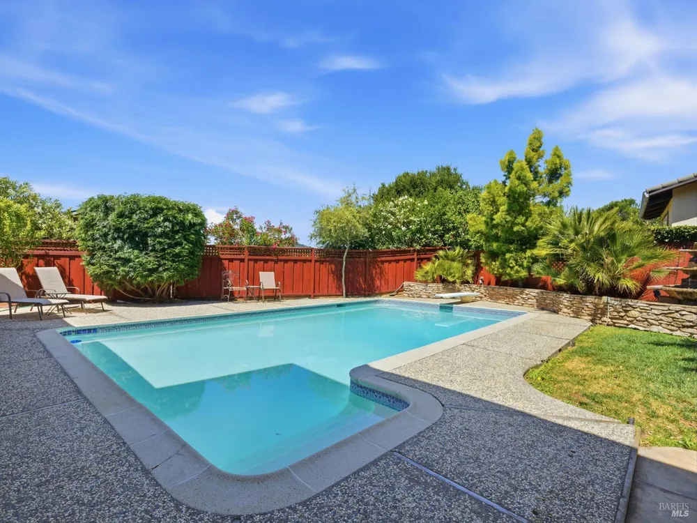 33 Manzano Ct, Novato, CA 94945