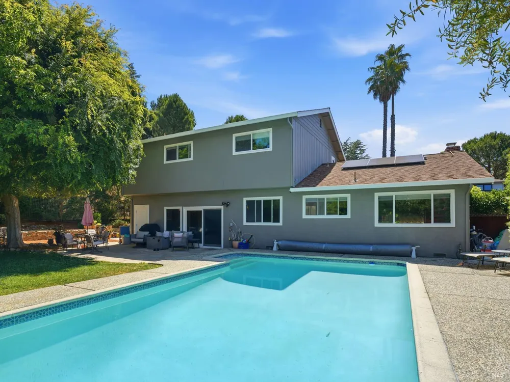 33 Manzano Ct, Novato, CA 94945