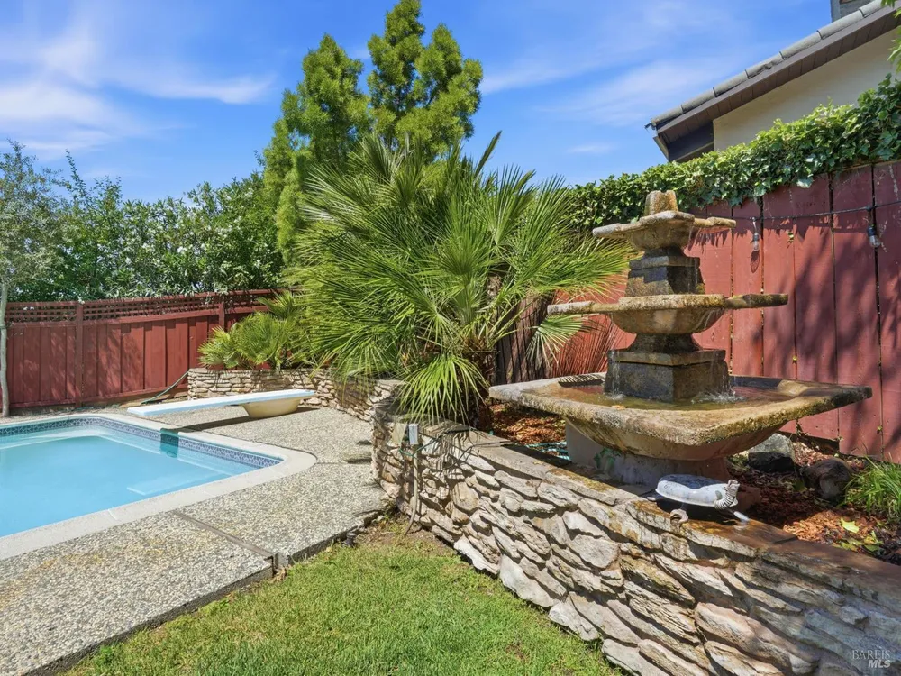 33 Manzano Ct, Novato, CA 94945