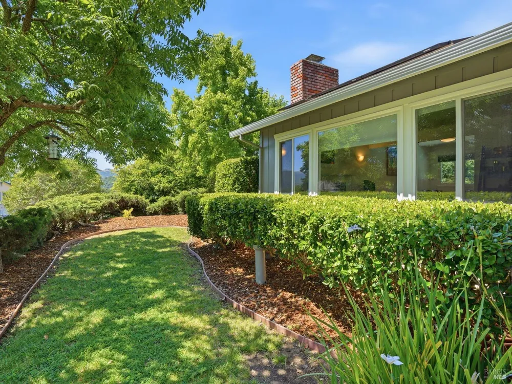 33 Manzano Ct, Novato, CA 94945