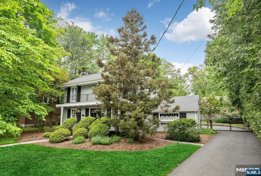 37 Van Dyke Dr, Ho Ho Kus, NJ 07423