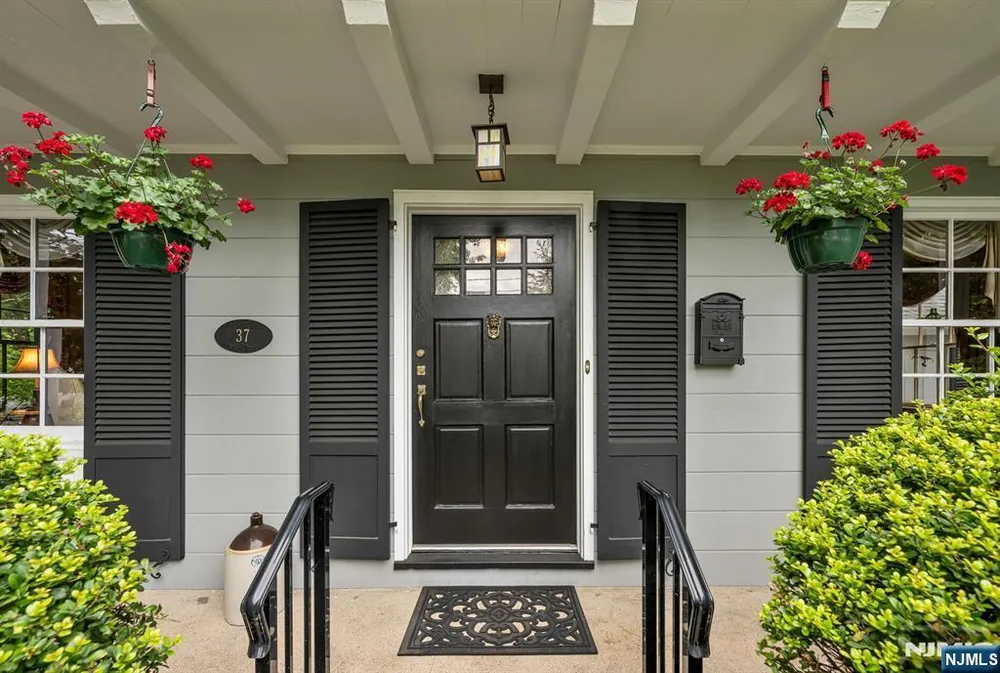 37 Van Dyke Dr, Ho Ho Kus, NJ 07423