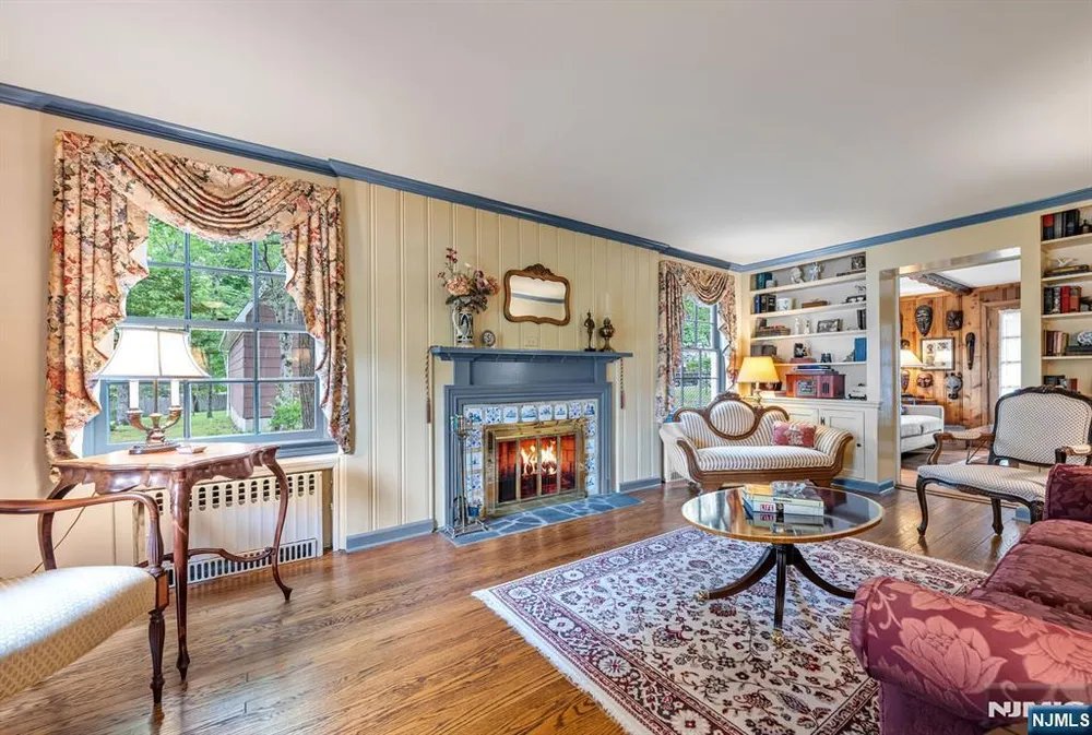 37 Van Dyke Dr, Ho Ho Kus, NJ 07423