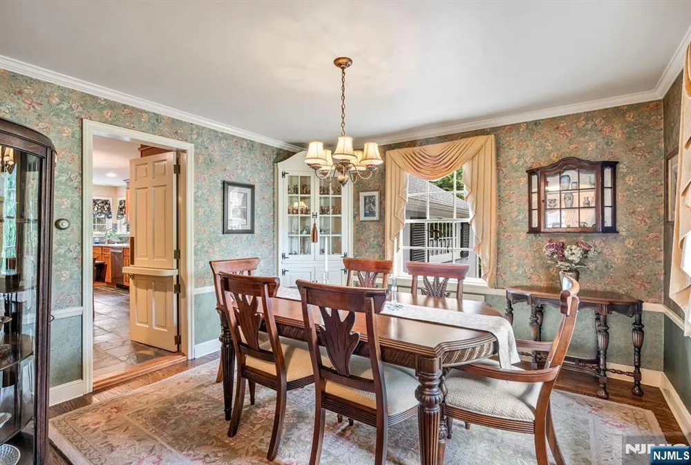 37 Van Dyke Dr, Ho Ho Kus, NJ 07423