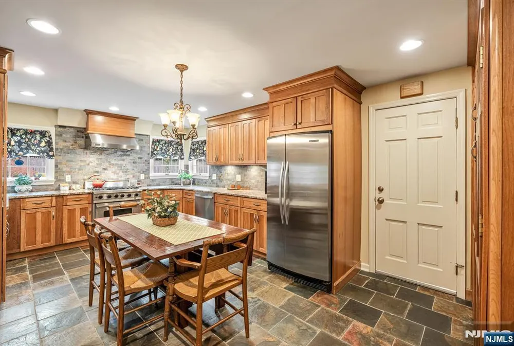 37 Van Dyke Dr, Ho Ho Kus, NJ 07423