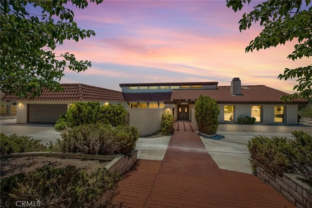 19585 Crest Dr, Apple Valley, CA 92307