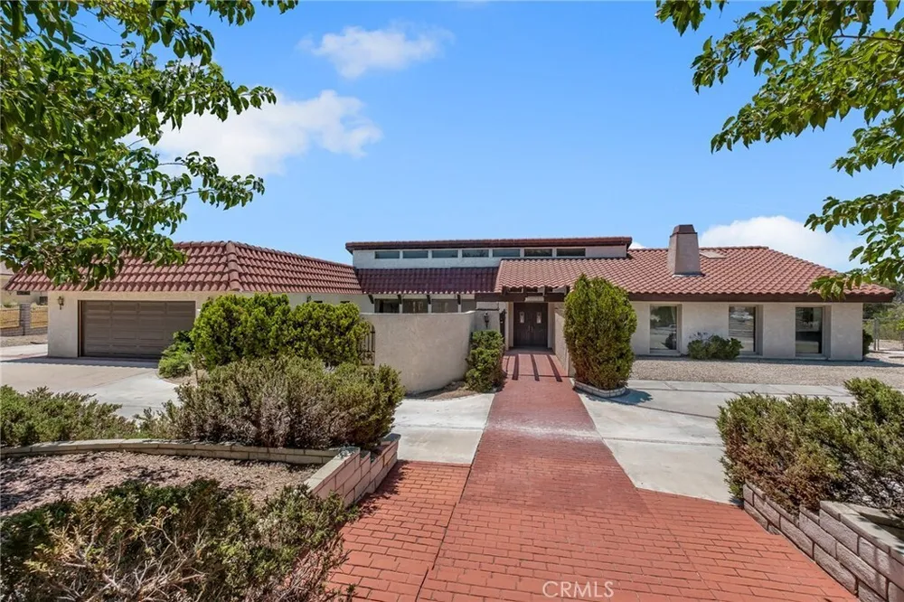 19585 Crest Dr, Apple Valley, CA 92307
